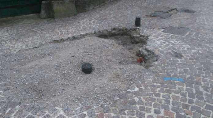 Valgreghentino: con l’acqua si forma una buca, chiusa via Tavola