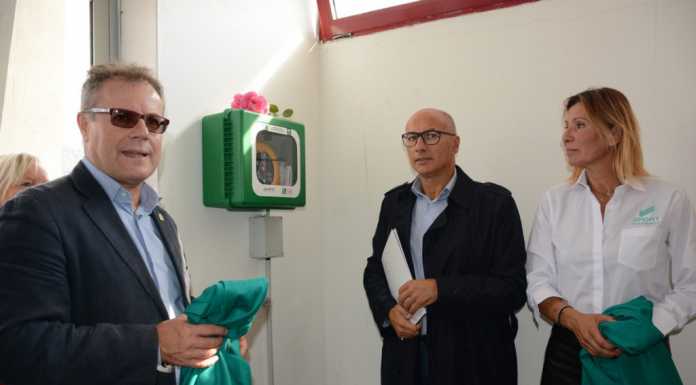 Gli artigiani donano un nuovo defibrillatore al centro sportivo