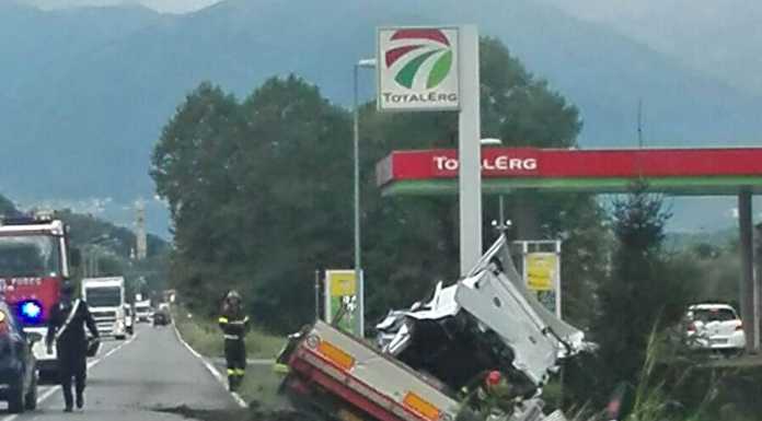 Delebio: camion si schianta fuori strada, intervengono i pompieri