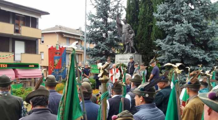Vercurago, sfilano gli alpini. Il raduno delle sezioni bergamasche