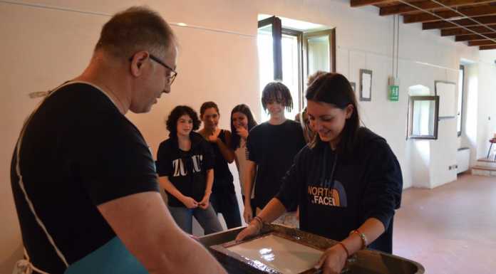 “Carta Manent”, il progetto piace. Gli alunni imparano dagli artigiani