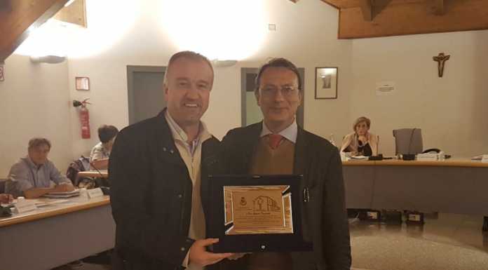 Calolzio, il Comune dona una targa di ricordo a Don Roberto Trussardi