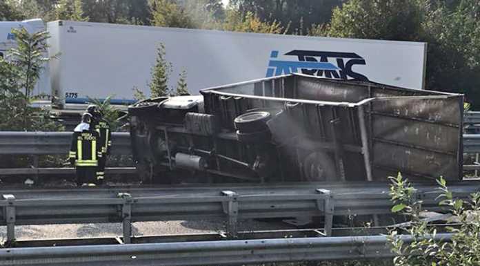 Camion si ribalta sulla super: un ferito e code in mattinata