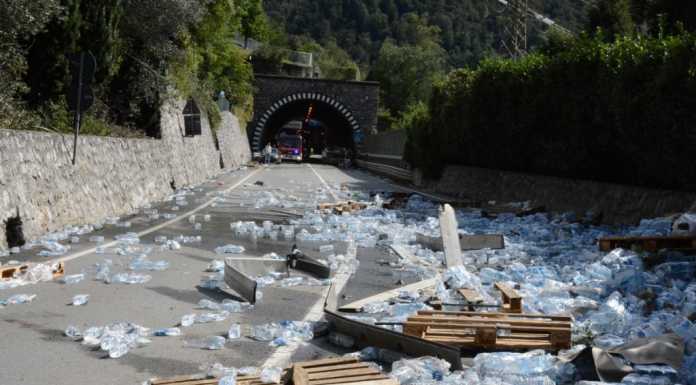 Camion fuori controllo si schianta e perde il carico sulla nuova Lecco-Ballabio