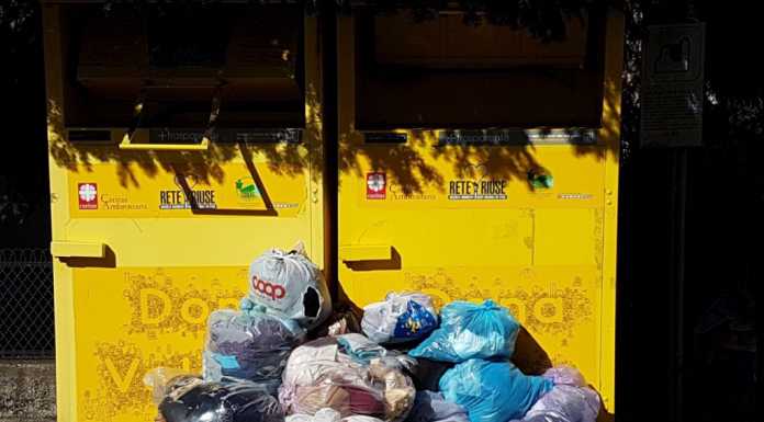 Dervio. Sacchi di indumenti abbandonati in Piazza della Chiesa