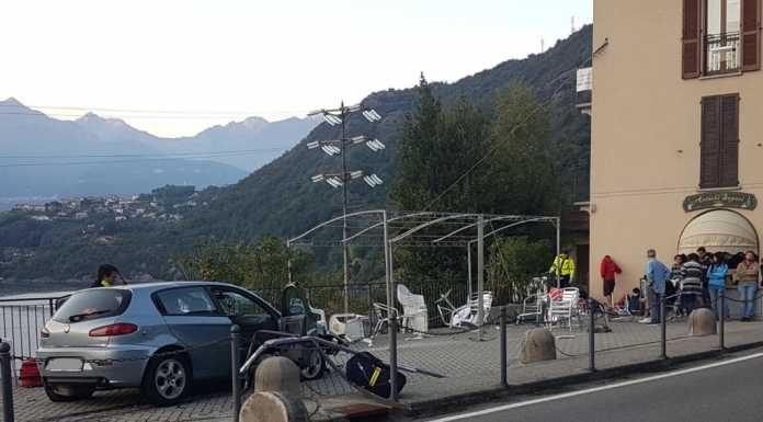 Dorio: auto esce di strada e investe i tavolini di un bar, 4 feriti