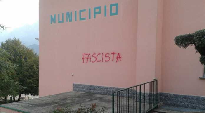 Pescate. Scritta contro il sindaco imbrattata sul muro del municipio