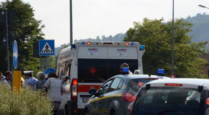 Malgrate: auto urta una moto alla rotatoria, un ferito e lunghe code