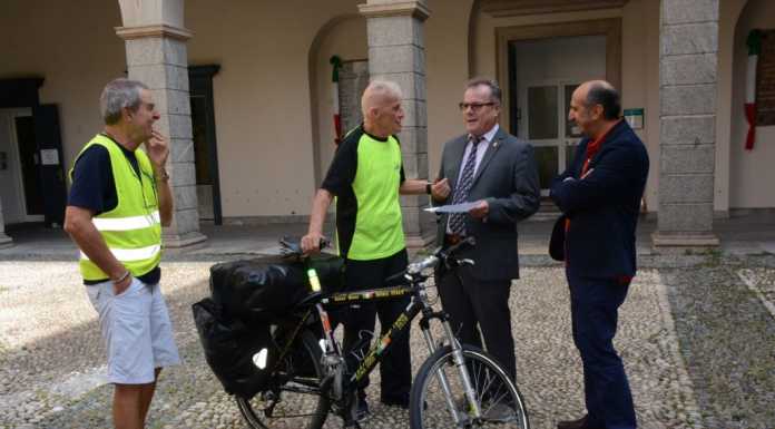 Da 17 anni in giro per il mondo con la sua bici: River fa tappa a Lecco