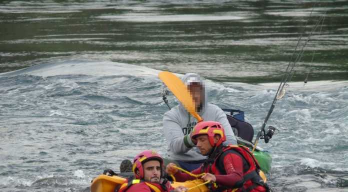 Calolzio. Canoa incagliata lungo il fiume Adda, intervento dei VVFF