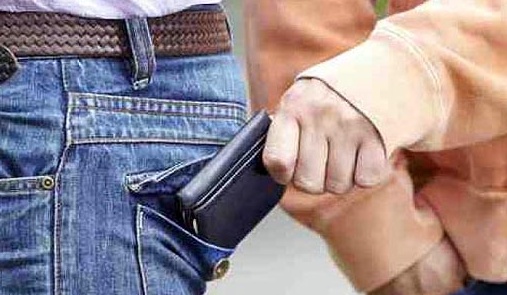 Ruba un portafogli al supermercato, arrestato un 40enne di Valmadrera