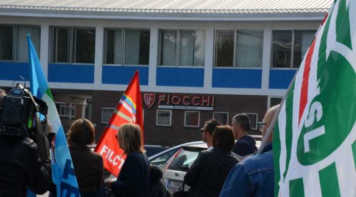 Aerosol. I lavoratori protestano alla Fiocchi. “Venduti per 14 euro?”
