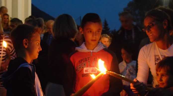 Torre de Busi: le fiaccole accendono il ricordo di don Camillo