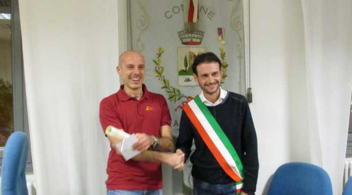 Varenna consegna una borsa di studio, premiato Francesco Pirelli