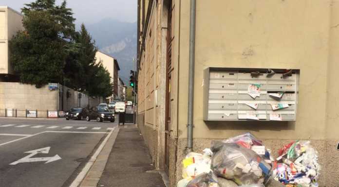 Lecco: sacchi e sporcizia vicino al Ponte Vecchio, la segnalazione