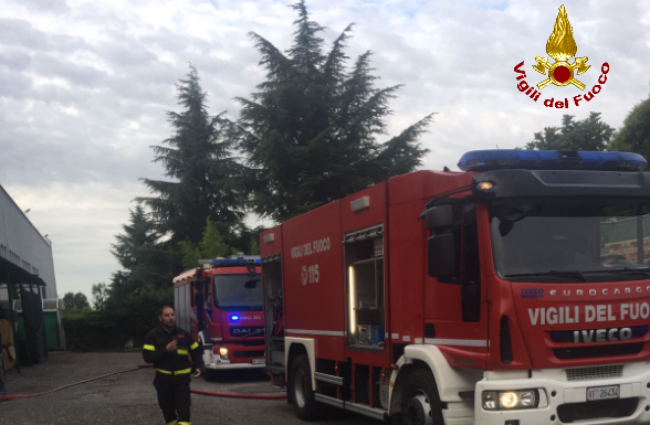 Incendio in azienda a Verderio, domato il rogo. Ferito un pompiere