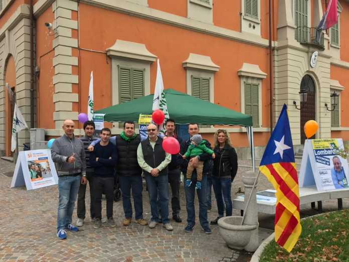 Foto Gazebo Lega Nord Oggiono per il SI al Referendum Autonomia Lombardia e solidarietà al Popolo Catalano (2)
