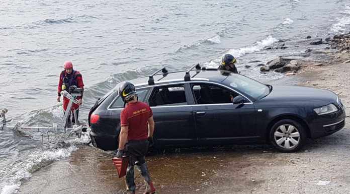 Dervio, auto finisce nel lago, la recuperano VVFF e carro attrezzi