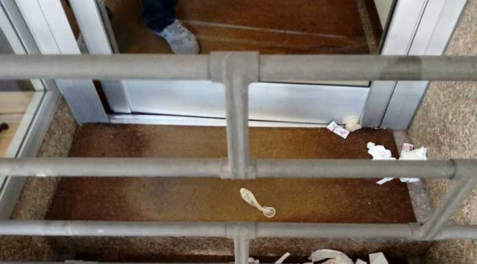 Gettano profilattici e rifiuti all’ingresso del negozio Battistini