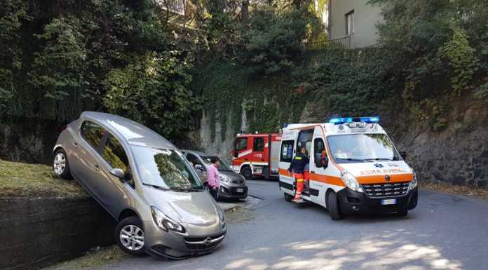 Bellano, auto esce di strada sulla Sp66, illeso 79enne