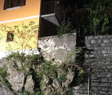 Distaccamento di rocce e calcinacci a Bellano. Intervengono i Vigili del fuoco