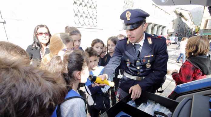 Bimbi a lezione di sicurezza stradale con Scuole, Coni e Polstrada