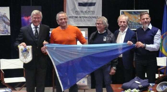 Gagliardetto Canottieri Lecco a Dario Noseda, pronto per l’attraversata Atlantica