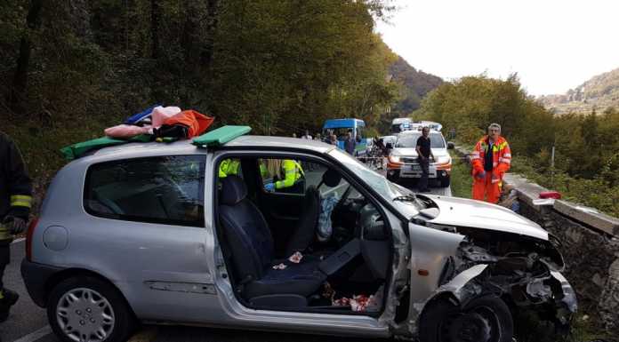 Dorio. Perde il controllo dell’auto e si schianta contro il muro: 4 feriti
