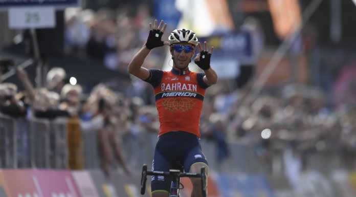 Nibali riconquista Il Lombardia, primo al traguardo a Como