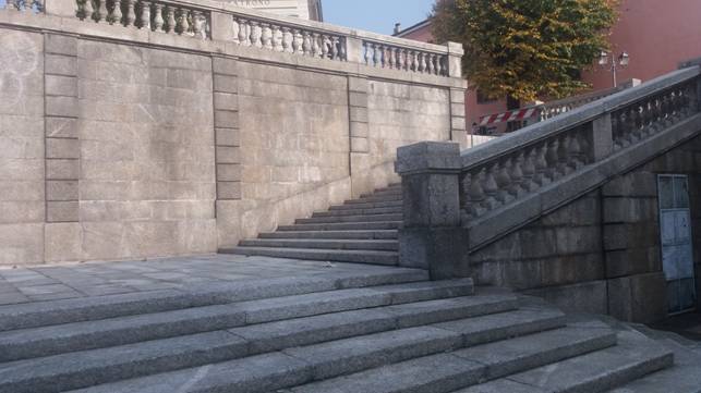 Lecco. Ripulita la scalinata della Basilica, il prevosto ringrazia