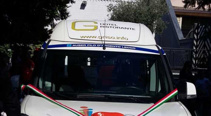 Lecco, un nuovo mezzo per Auser, la consegna al ristorante “Fiore”