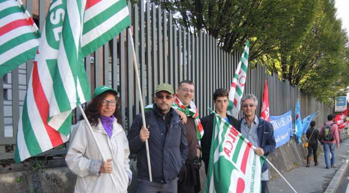 Pensioni, presidio di sindacati e lavoratori davanti alla Prefettura