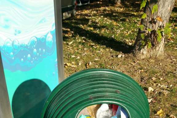 Maggianico. “Quel cestino dei rifiuti vicino alla casetta dell’acqua va spostato”