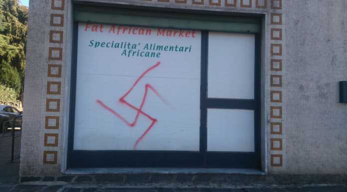 Svastica sulla vetrina: anche il negozio africano colpito dai vandali
