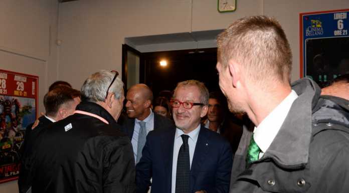 Sala piena per Maroni, a Bellano per promuovere il referendum