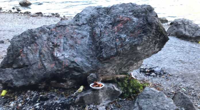 Degrado sulla spiaggia del Moregallo, spazzatura e un barbecue acceso