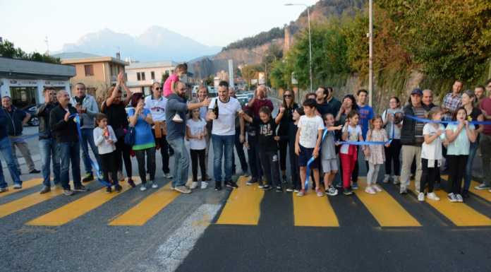 Protesta e ironia a Chiuso, i residenti inaugurano le “strisce”