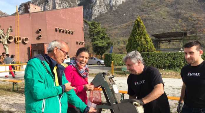 In tanti al piazzale della funivia di Erna per la burollata del Tagme
