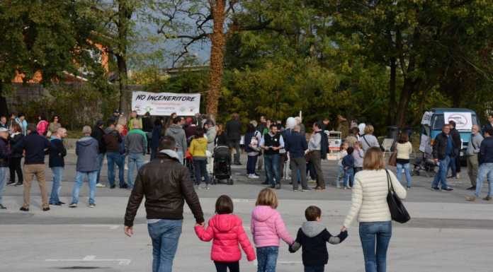 3° corteo a Valmadrera contro l’inceneritore, tante le famiglie