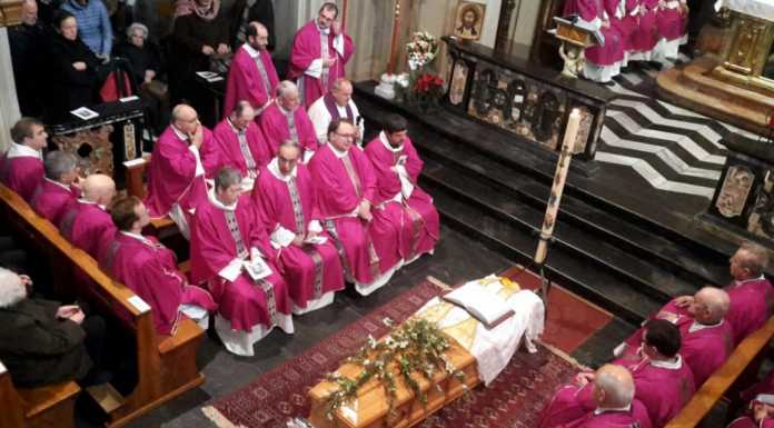 Crebbio. In tantissimi per l’ultimo saluto a don Mario Conconi