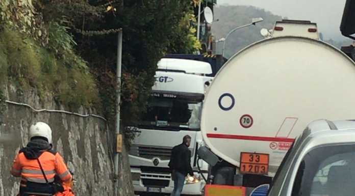 Due camion incastrati: “Mini blocco” sulla vecchia Lecco – Ballabio