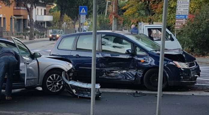 Colico, incidente tra due auto nel bel mezzo della rotonda