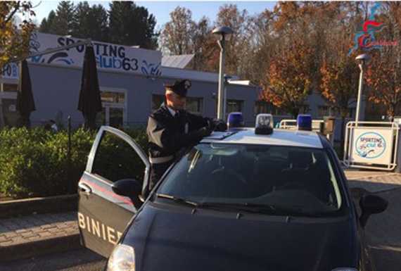 Mozzate: furti negli spogliatoi della piscina, ladro in accappatoio.. e cacciavite