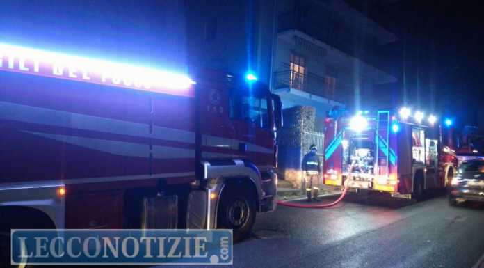 Calolzio. Tetto in fiamme in via Mandamentale