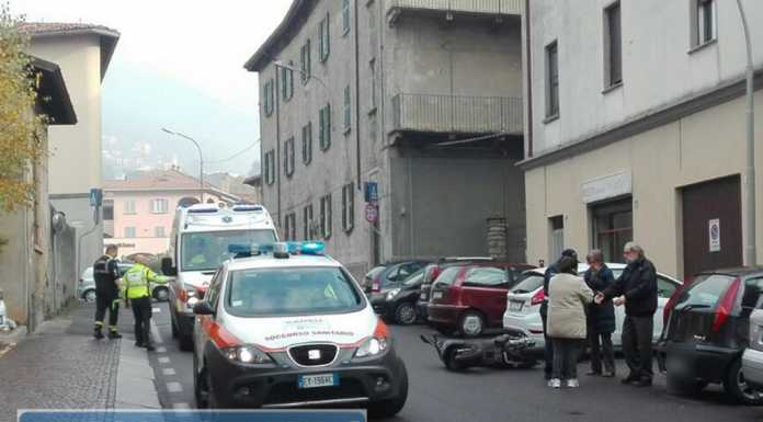 Moto sbanda per evitare un’auto e si scontra con un’altra vettura