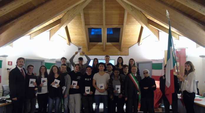 Consegnata la Costituzione ai 18enni calolziesi. “Siete il nostro futuro”