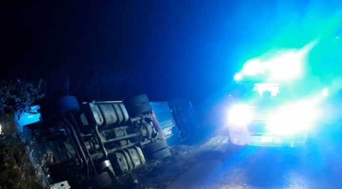 Brutto incidente a Monte Marenzo, camion esce di strada e si ribalta