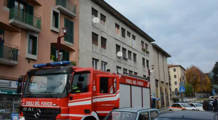 Accusa un grave malore in casa, i soccorsi avvisati dai colleghi di lavoro