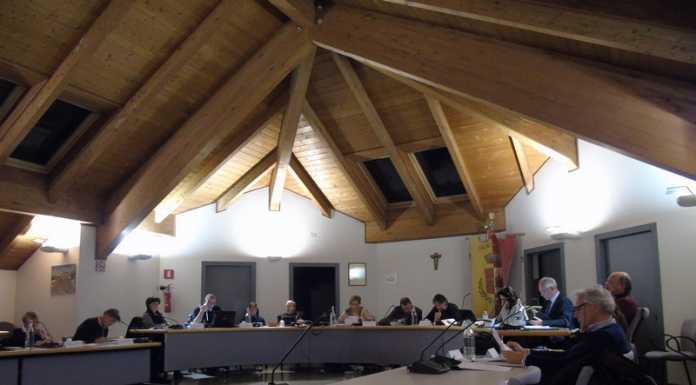 Nuova gestione dei servizi sociali. Sì colmo di dubbi, le minoranze abbandonano l’aula