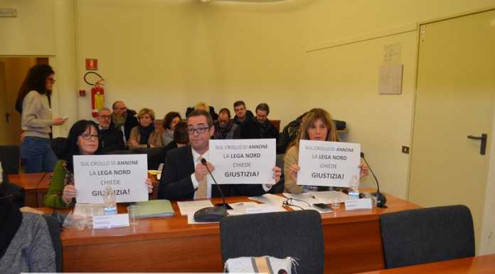 Crollo di Annone, protesta in Provincia della Lega: “Giustizia”